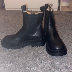 BLACK LEATHER BOOTS